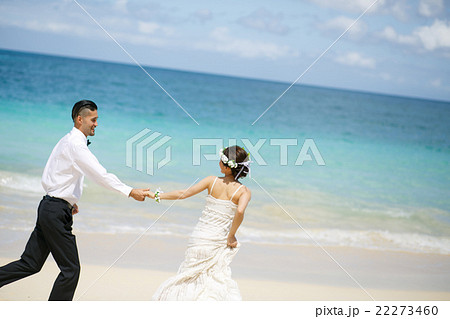 ビーチウェディングをする新郎新婦 ビーチウェディングをする新郎新婦 22273460
