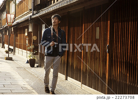 金沢を旅する男性 22273708