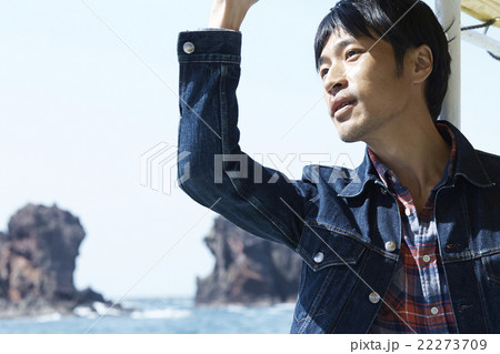 船から景色を楽しむ男性 22273709
