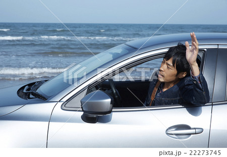 砂浜をドライブする男性 22273745