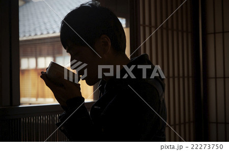 お茶を愉しむ男性 22273750