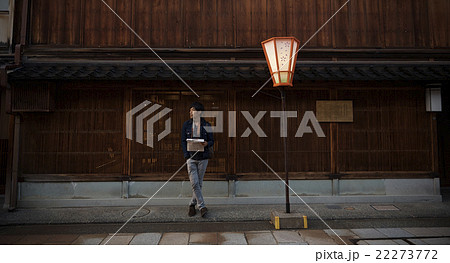 金沢を旅する男性 22273772