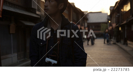 夕暮れの金沢と男性 22273785