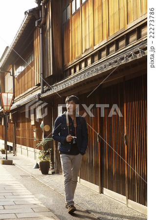 金沢を旅する男性 金沢を旅する男性 22273786