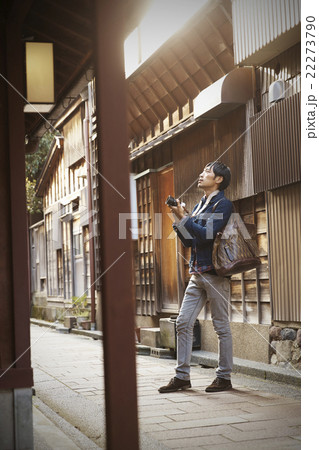 金沢の街並みと男性 22273790