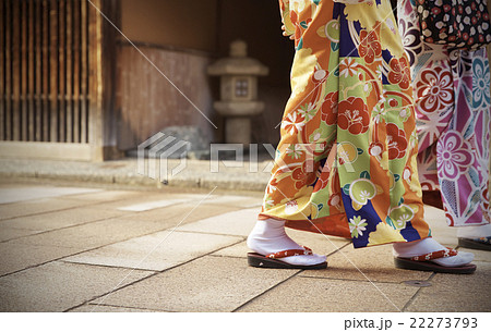 茶屋街を歩く着物の女性達 茶屋街を歩く着物の女性達 22273793
