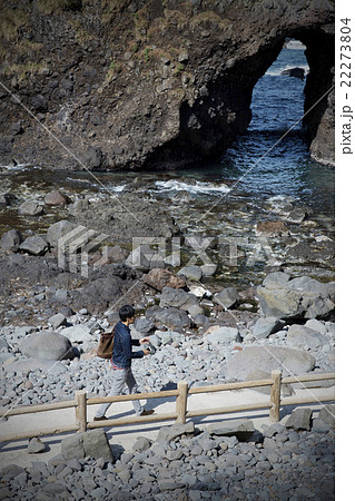 巌門を訪れる男性 巌門を訪れる男性 22273804