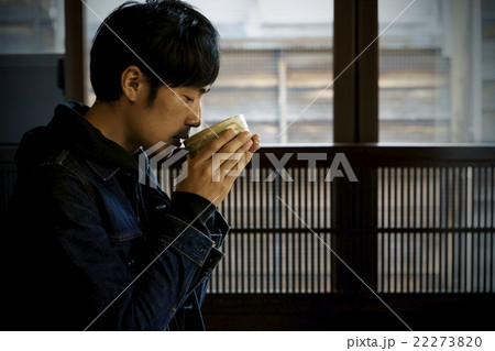 お茶を愉しむ男性 22273820