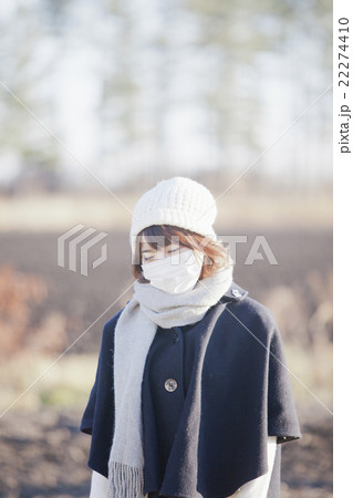マスクの女性 22274410