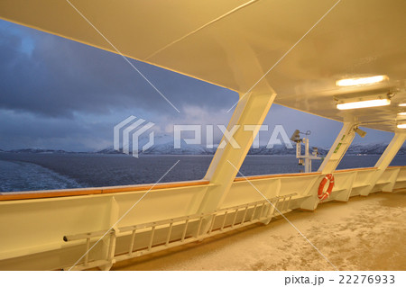 船デッキと北極圏のフィヨルド（フィンスネス近郊） 北欧ノルウェー 22276933