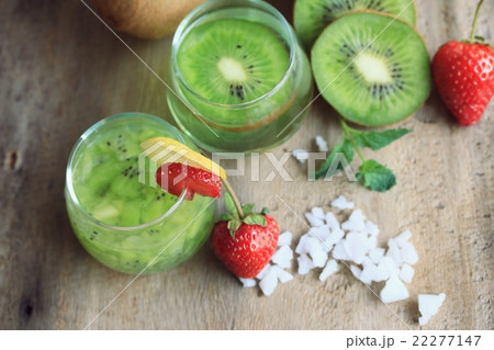 juice kiwifruit with strawberry 22277147