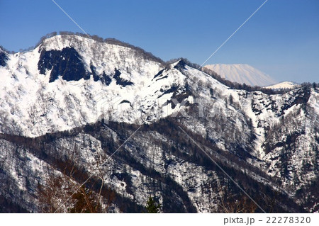 遅い雪融けを迎えた春の定山渓天狗岳 22278320
