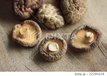 heap dried shiitake mushrooms 22280328