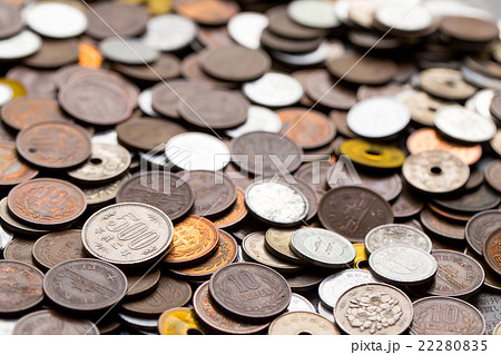 大量の小銭　お金　お金の写真　金融　貯金　大量の日本の硬貨　通貨　日本硬貨 22280835