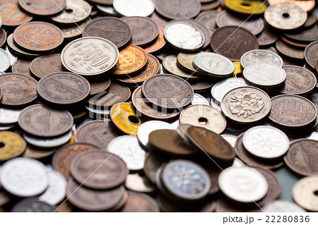 大量の小銭　お金　お金の写真　金融　貯金　大量の日本の硬貨　通貨　日本硬貨 22280836