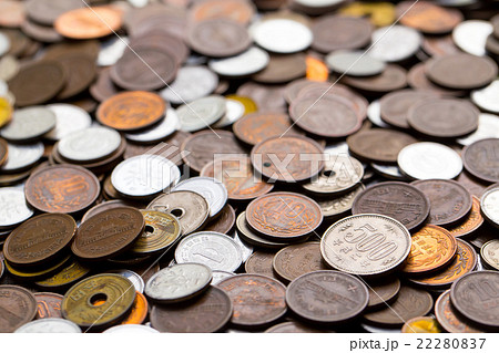 大量の小銭　お金　お金の写真　金融　貯金　大量の日本の硬貨　通貨　日本硬貨 22280837