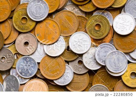 大量の小銭 お金 お金の写真 金融 貯金 大量の日本の硬貨 通貨 日本硬貨の写真素材