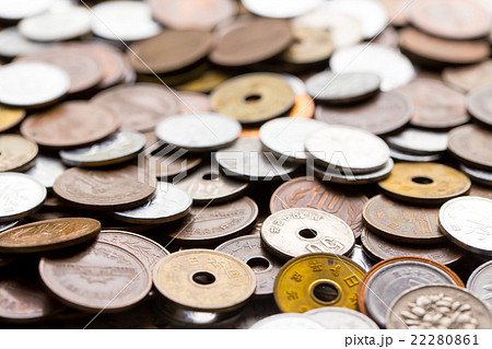 大量の小銭　お金　お金の写真　金融　貯金　大量の日本の硬貨　通貨　日本硬貨 22280861