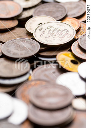 大量の小銭　お金　お金の写真　金融　貯金　大量の日本の硬貨　通貨　日本硬貨 22280875