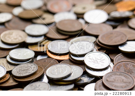 大量の小銭　お金　お金の写真　金融　貯金　大量の日本の硬貨　通貨　日本硬貨 22280913