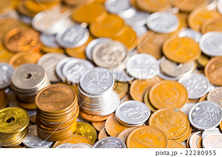 大量の小銭　お金　お金の写真　金融　貯金　大量の日本の硬貨　通貨　日本硬貨 22280955