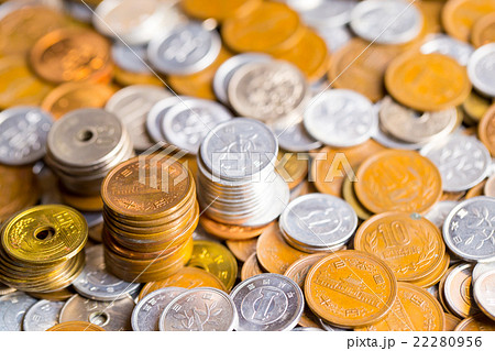 大量の小銭　お金　お金の写真　金融　貯金　大量の日本の硬貨　通貨　日本硬貨 22280956