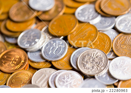 大量の小銭　お金　お金の写真　金融　貯金　大量の日本の硬貨　通貨　日本硬貨 22280963