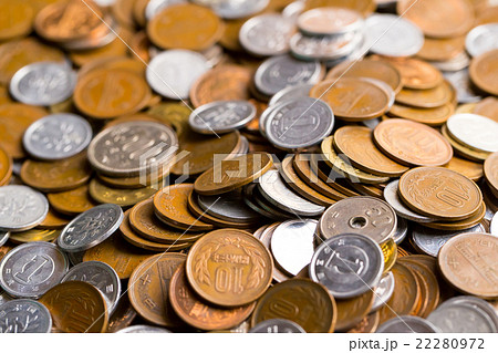 大量の小銭　お金　お金の写真　金融　貯金　大量の日本の硬貨　通貨　日本硬貨 22280972