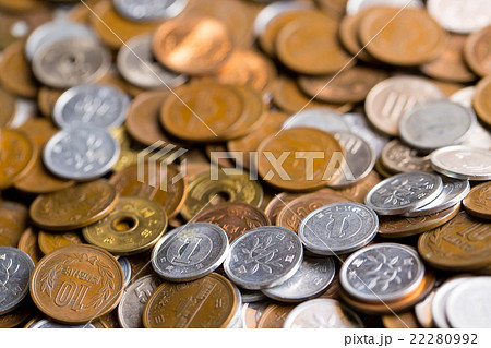 大量の小銭　お金　お金の写真　金融　貯金　大量の日本の硬貨　通貨　日本硬貨 22280992