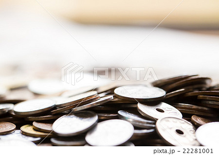 大量の小銭　お金　お金の写真　金融　貯金　大量の日本の硬貨　通貨　日本硬貨 22281001
