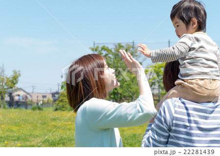公園で遊ぶ家族 22281439