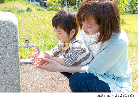 公園で遊ぶ家族 22281838