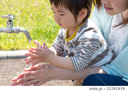 公園で遊ぶ家族 22281839