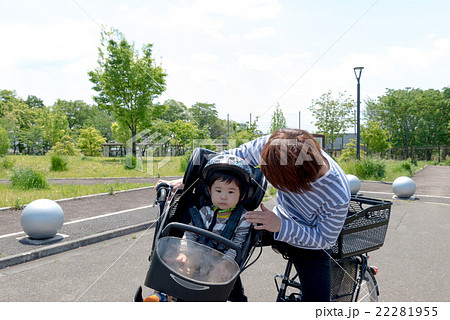 子供乗せ自転車でお出かけするパパと幼児 22281955