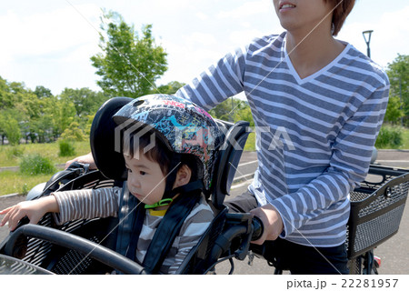 子供乗せ自転車でお出かけするパパと幼児 子供乗せ自転車でお出かけするパパと幼児 22281957