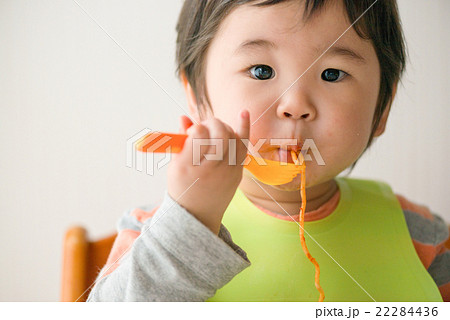 食事をする男の子 22284436