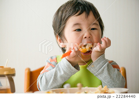 食事をする男の子 22284440