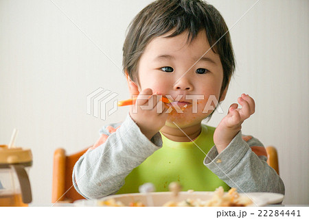 食事をする男の子 22284441