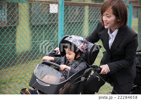 子供乗せ自転車で出勤 22284658