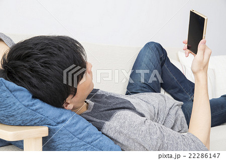 ライフスタイル　若い男性　スマホ 22286147