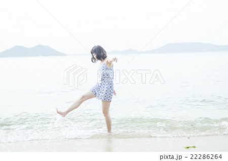 海で遊ぶ女性の写真素材