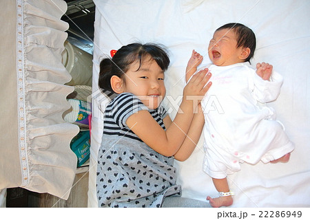 生後１日目 赤ちゃん 姉妹の写真素材