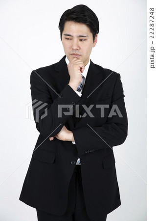 腕を組み考えるビジネススーツ姿の男性 腕を組み考えるビジネススーツ姿の男性 22287248