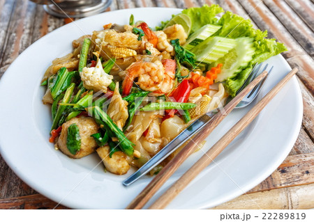 Fried vegetables and seafood in sauce 22289819