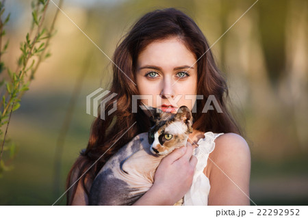 Friendship girl with a cat 22292952