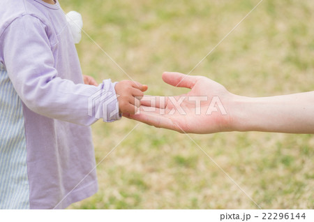 親子イメージ（手元） 22296144
