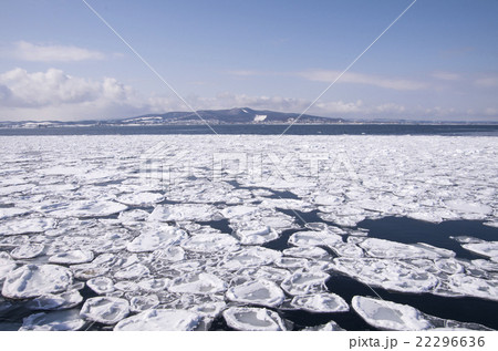 紋別の町を流氷のオホーツク海から臨む 紋別の町を流氷のオホーツク海から臨む 22296636