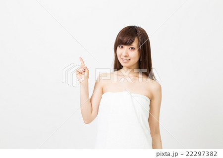 指差しをする女性 指差しをする女性 22297382