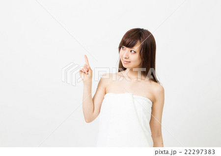 指差しをする女性 指差しをする女性 22297383