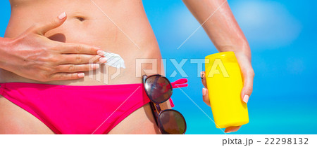 Closeup female hand applying with sunscreen on 22298132